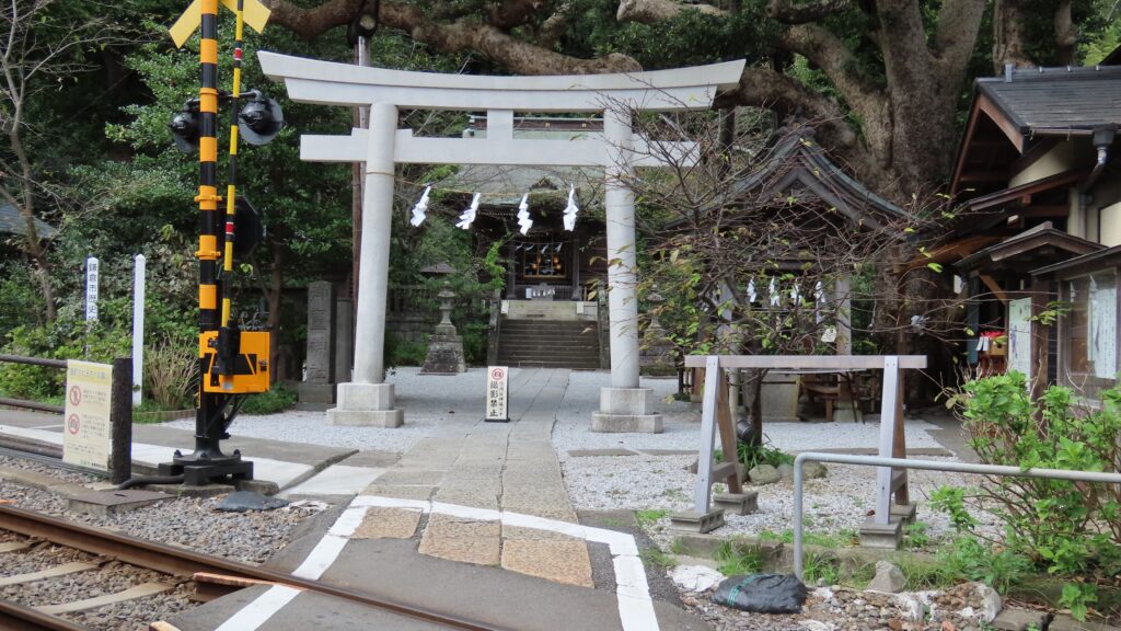 御霊神社の鳥居と踏切