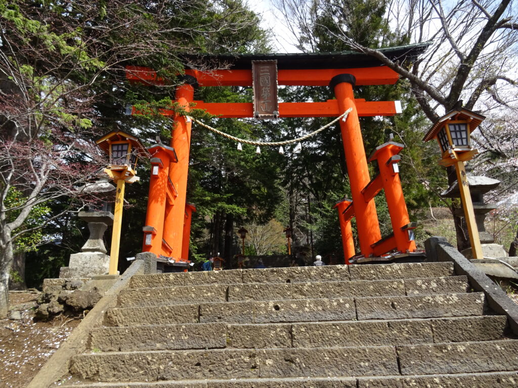 新倉富士浅間神社の鳥居