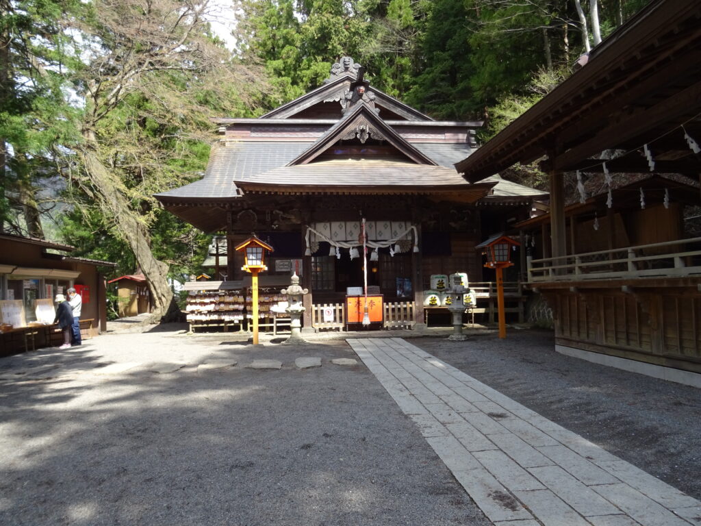 新倉富士浅間神社の社殿