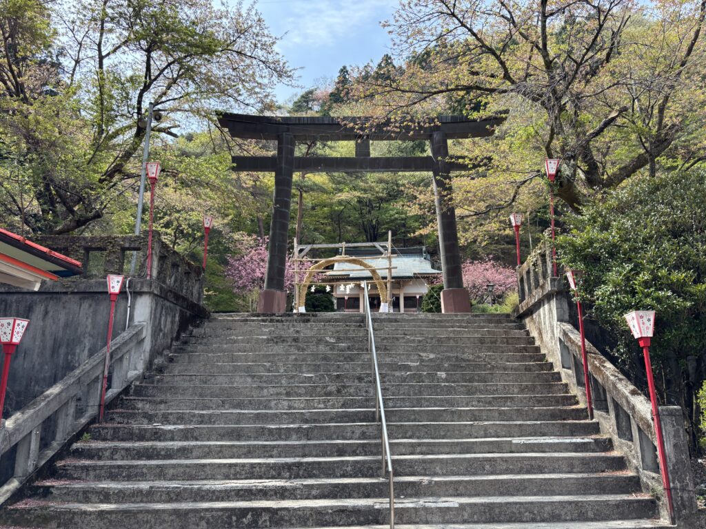 鬼怒川護国神社の鳥居と社殿