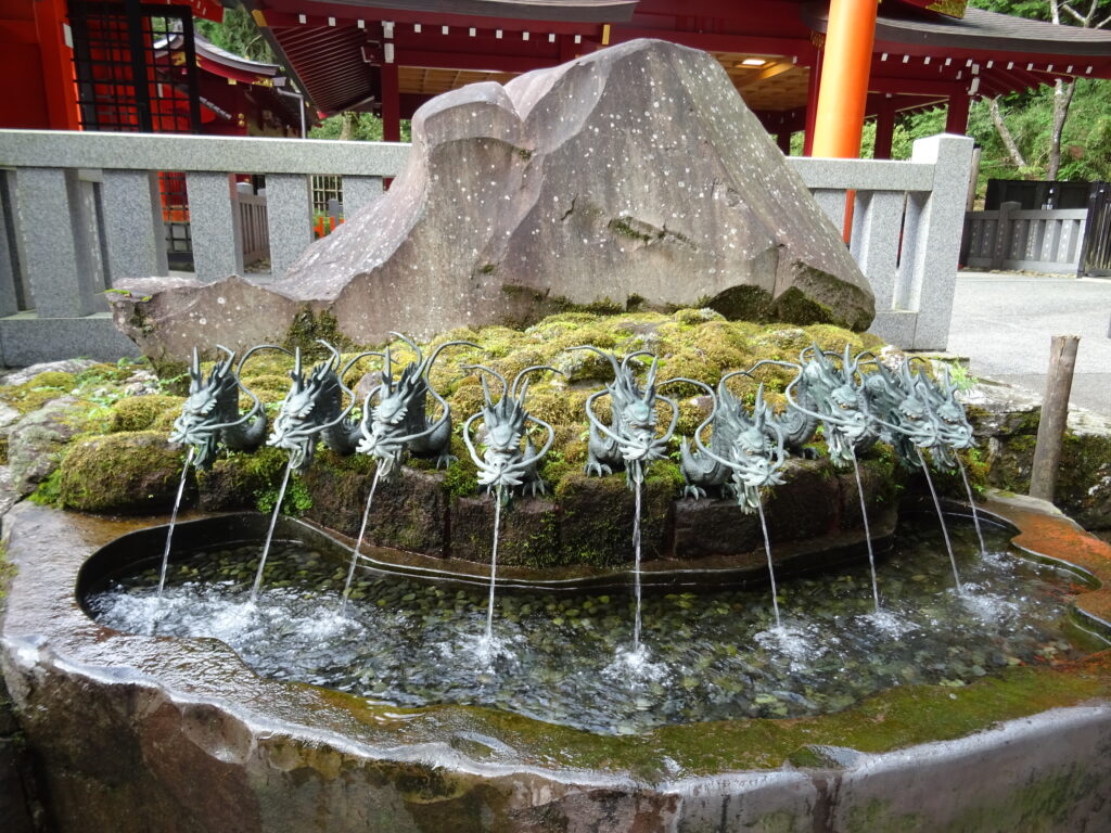 九頭龍神社新宮の手水舎