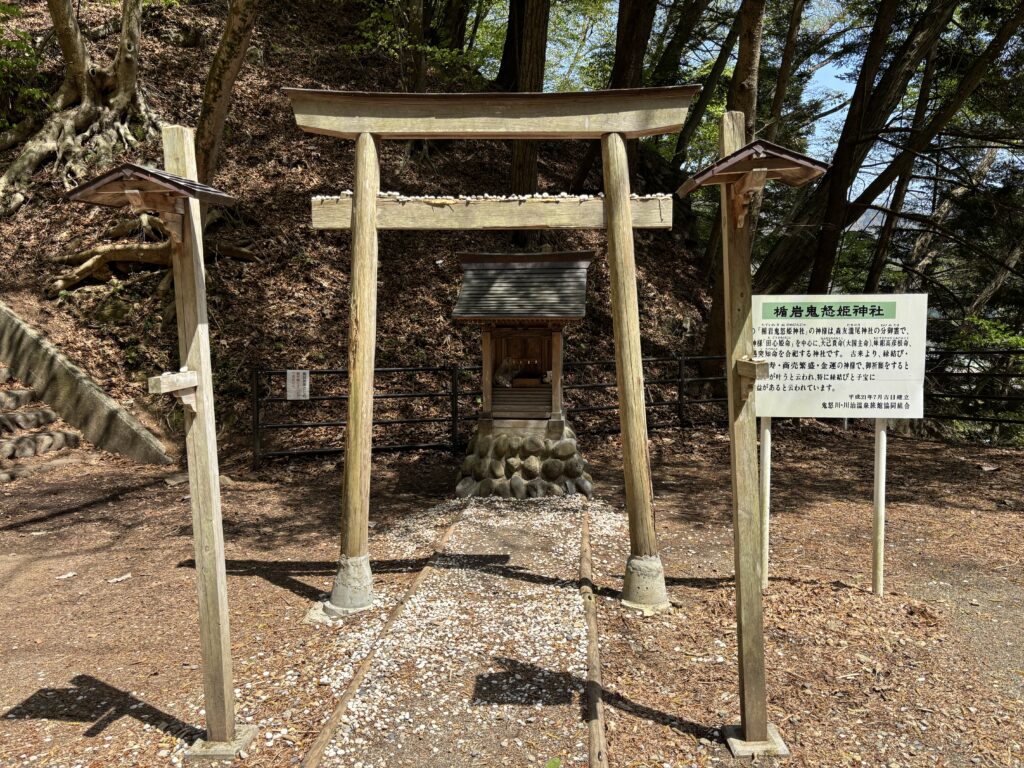 楯岩鬼怒姫神社の祠