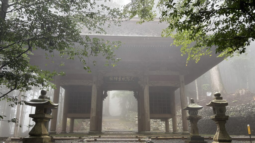 秋葉神社上社の随神門