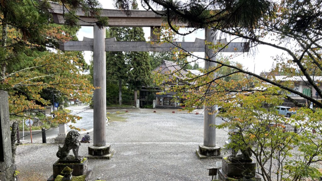 中社の鳥居裏から