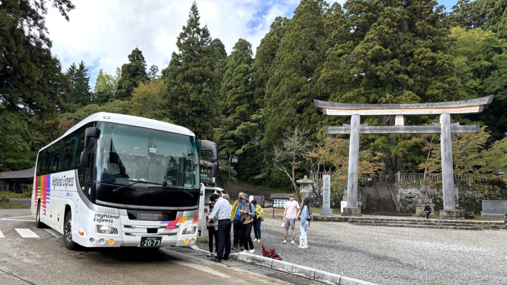 戸隠中社バス停と特急バス