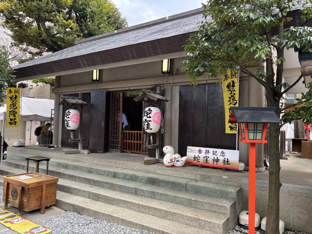 斜めから見た蛇窪神社の本殿