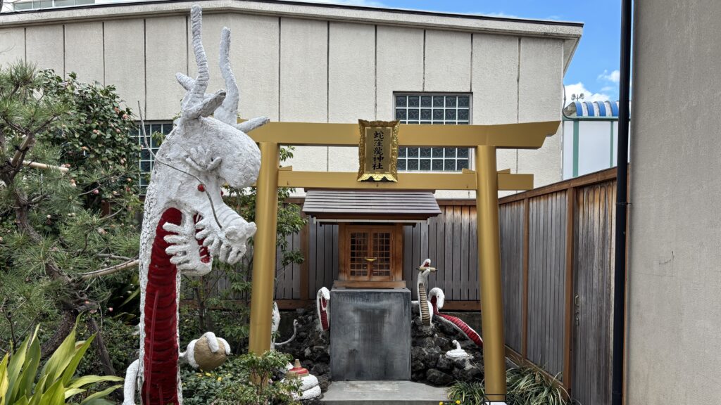 蛇窪龍神社の巨大な白龍