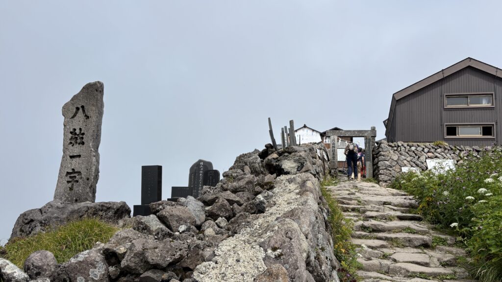 月山神社本宮の正面