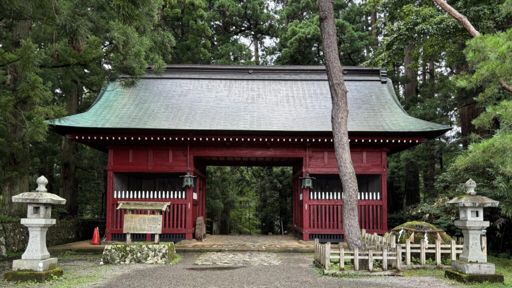 羽黒山の随神門