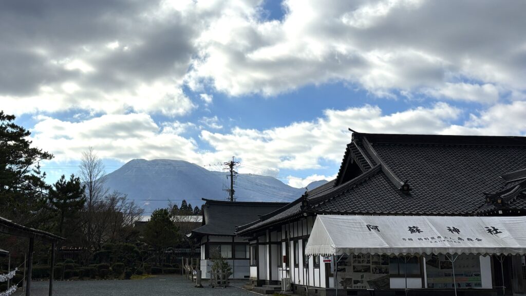 阿蘇の山並みを見渡せる阿蘇神社の境内