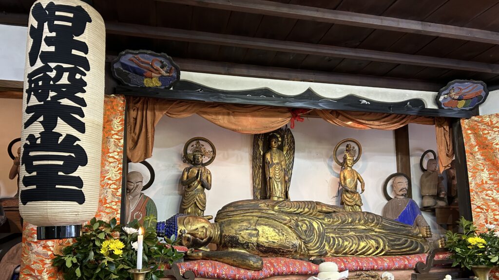 涅槃堂の寝釈迦像