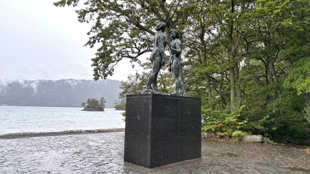 十和田湖のシンボル「乙女の像」