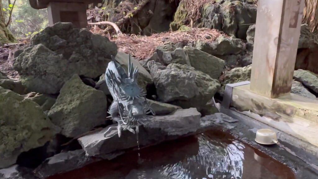 手水舎の青龍大権現を