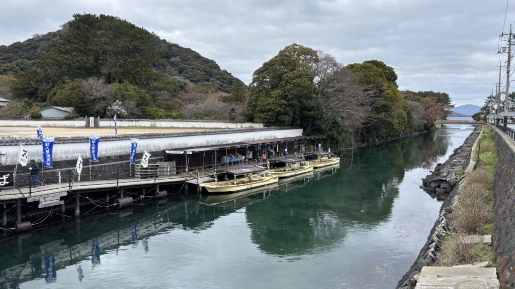 指月川を渡るとすぐに武家屋敷
