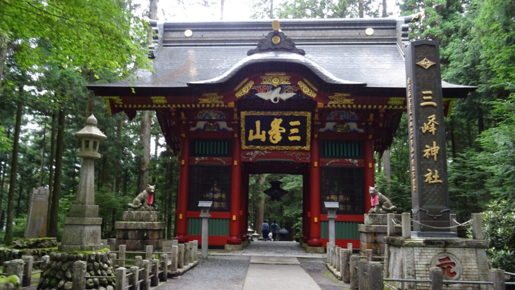 三峯神社の随神門