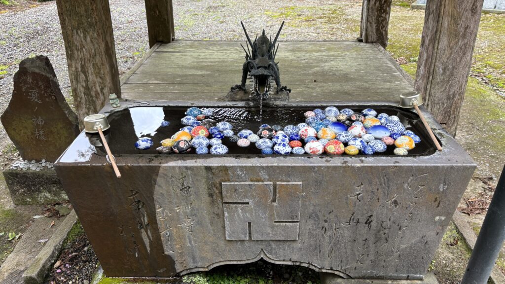 坂東三十三観音・音羽山清水寺の龍の水口と色鮮やかな陶器の玉が浮かぶ手水舎