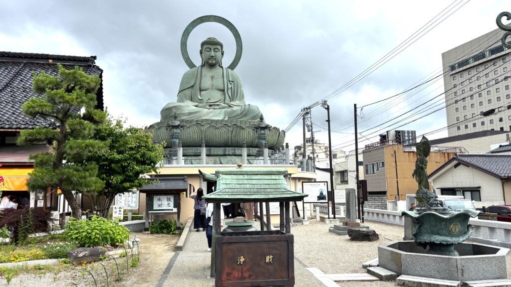 高岡大仏の境内の様子