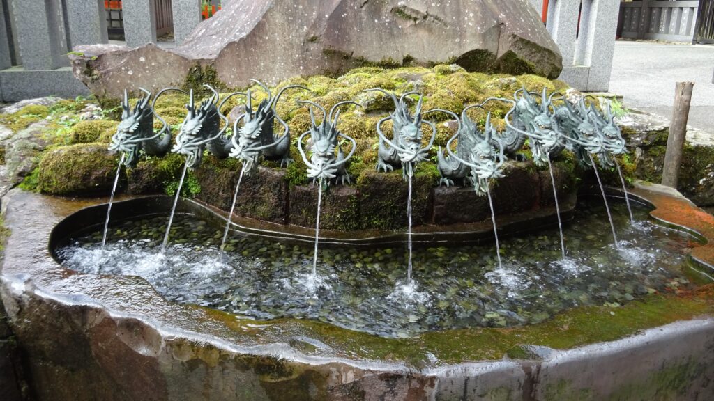 箱根神社にある九頭龍の手水舎