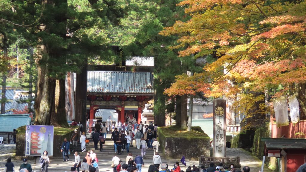 紅葉でにぎわう日光東照宮の様子