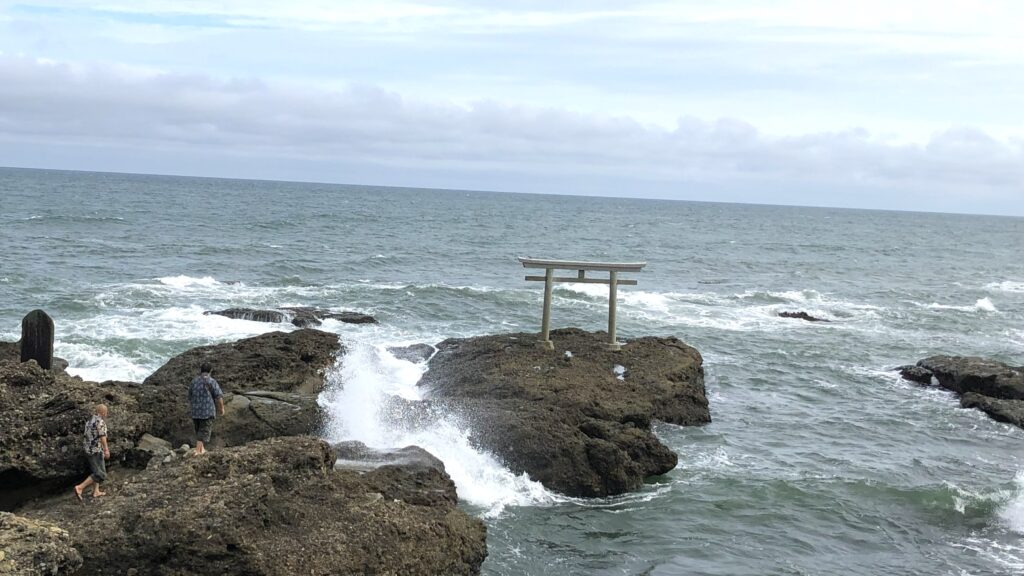 大洗磯前神社にある海の鳥居「神磯（かみいそ）の鳥居」の様子