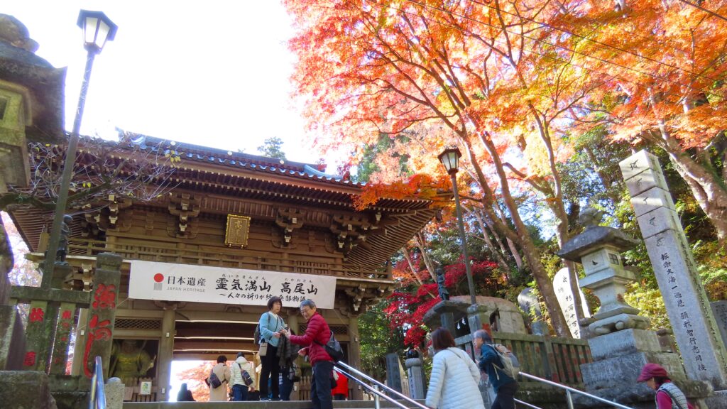 紅葉シーズンの薬王院山門での様子